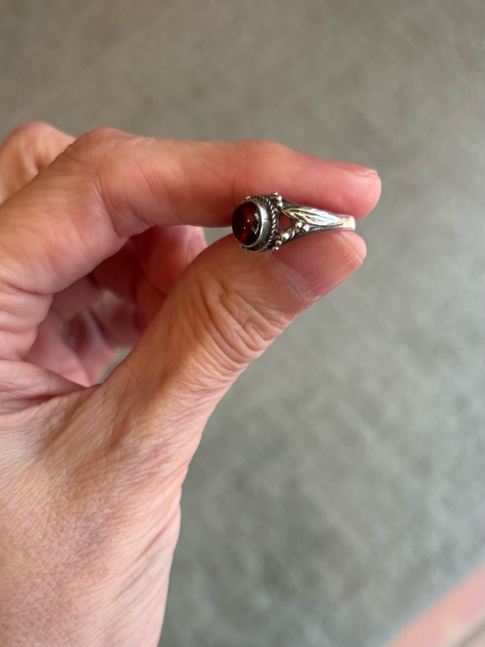 Sterling Silver Garnet Ring - Deep Red Gemstone - Picture 4 of 5
